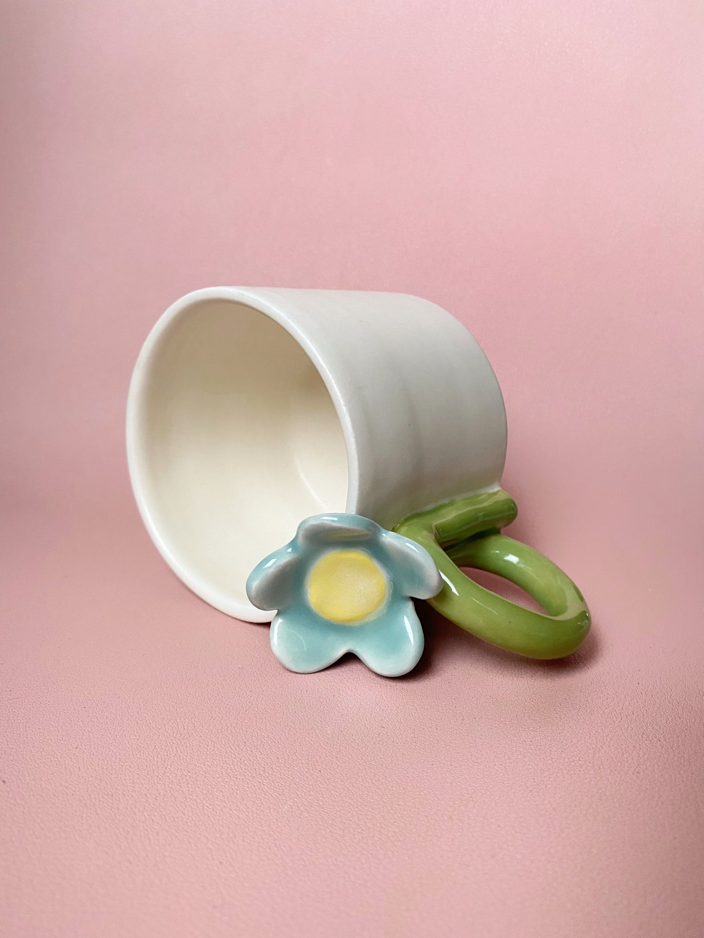 Mug with blue flower handle (option b)