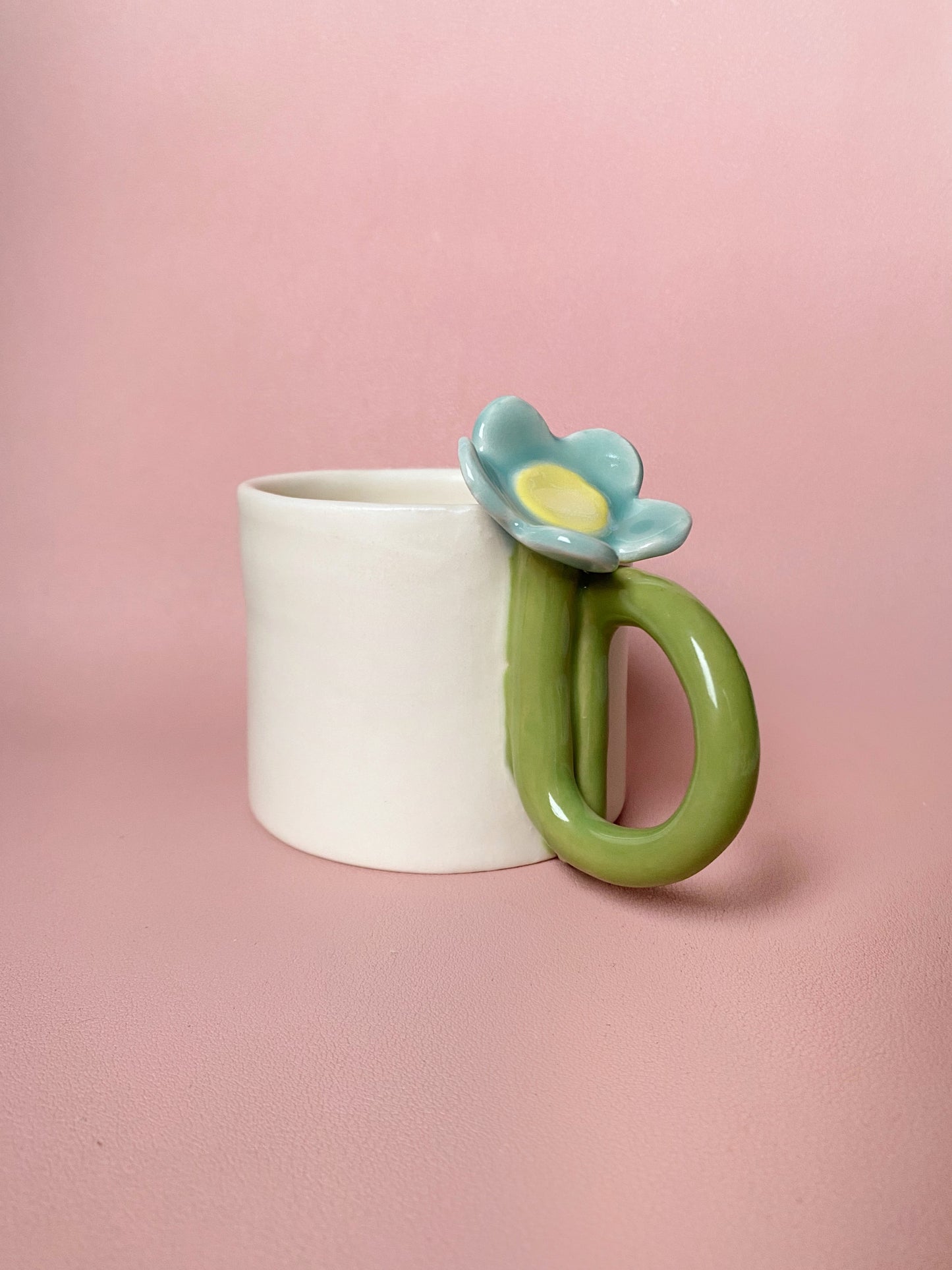 Mug with blue flower handle (option b)