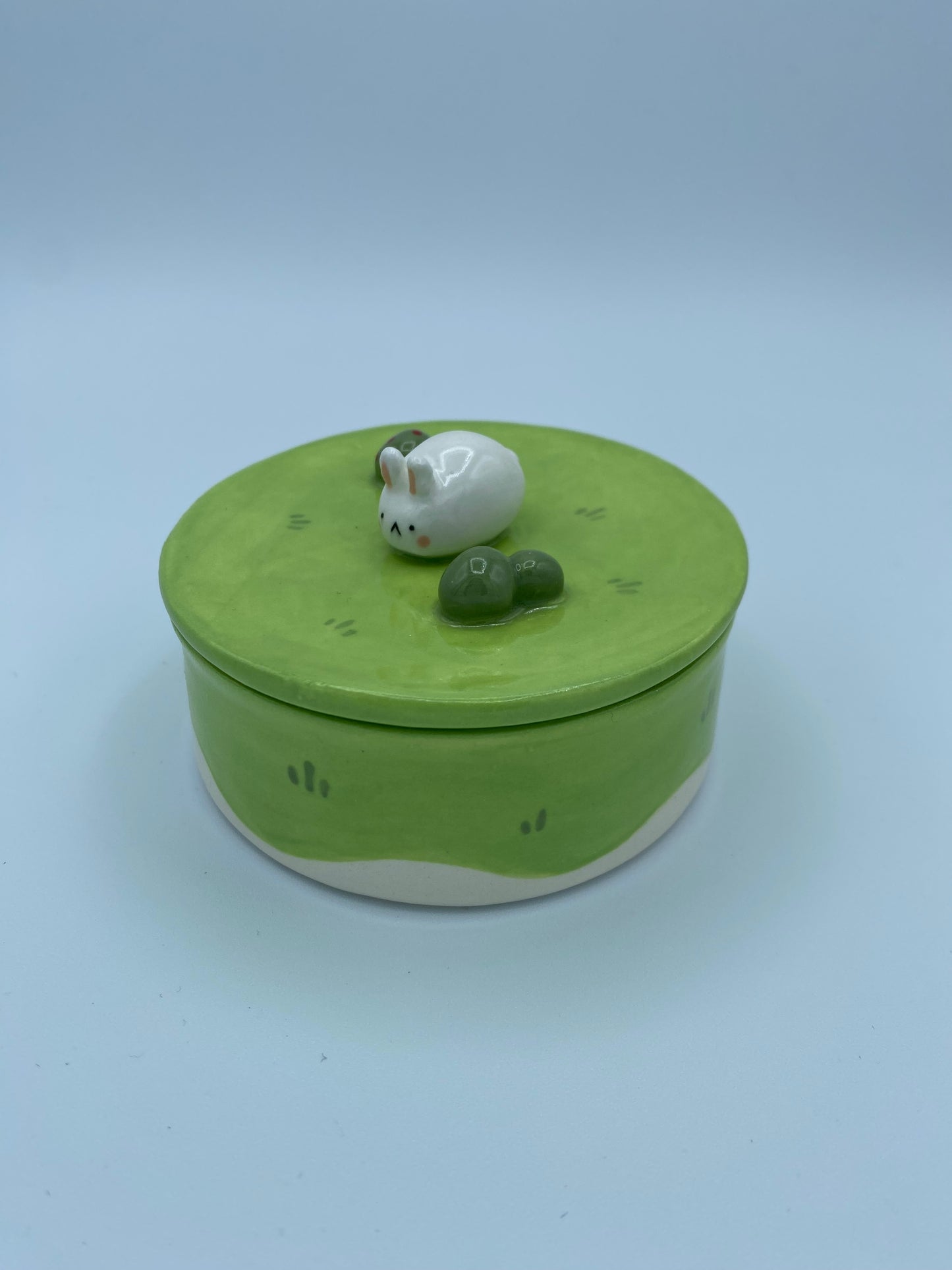 Bunny lidded trinket holder